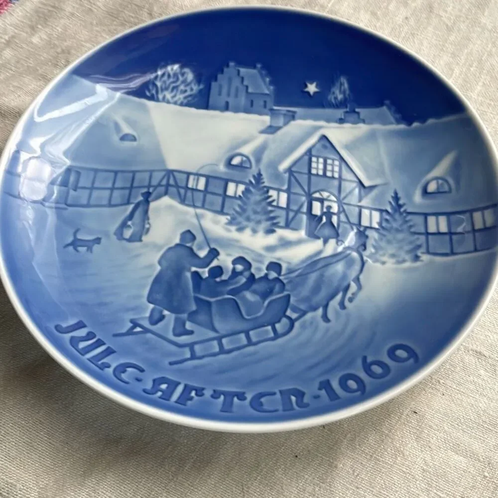 1969  Bing & Grondahl Christmas collector plate “ Arrival of Christmas Guests” 8